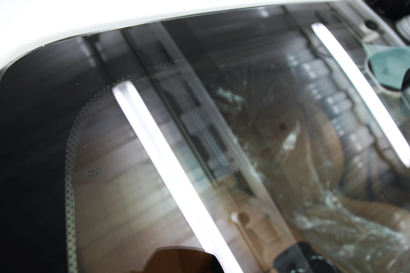 マセラティ クアトロポルテ フロントガラスヘ 断熱カーフィルム施工 。