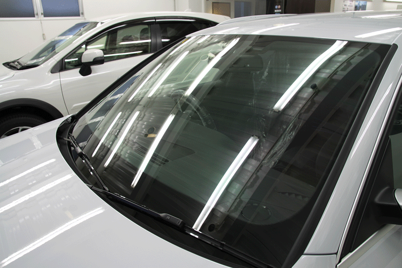 アウディ　RS4アバント　フロントガラスへ透明断熱カーフィルム施工。