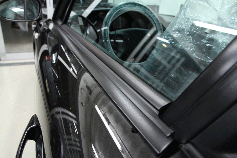 ポルシェ993ターボ　プレミアムガラスコーティング施工後のドアガラス周り部分。