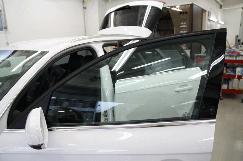 アウディ　A4アバント　断熱カーフィルム施工後のフロントドアガラス。
