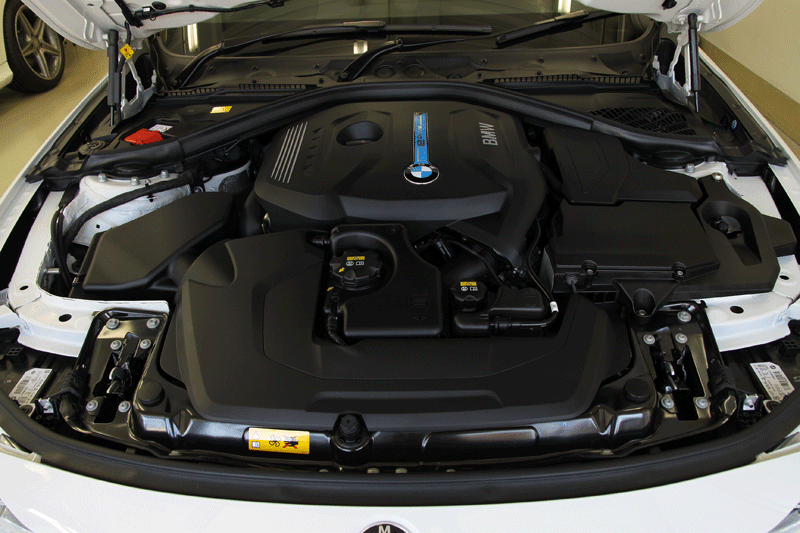 樹脂パーツコーティング施工後のエンジンルーム周りの樹脂パーツ！ BMW 330e Mスポーツ