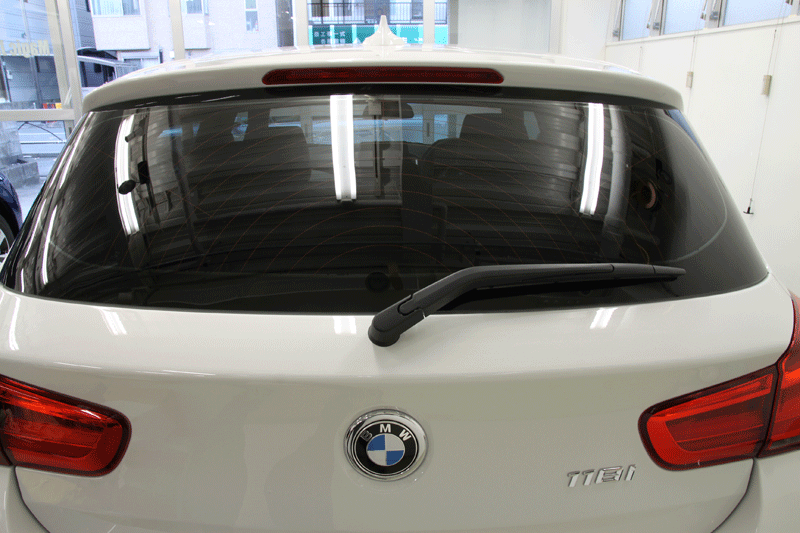 リアハッチドアガラスへ断熱カーフィルム施工　BMW 118i Mスポーツ