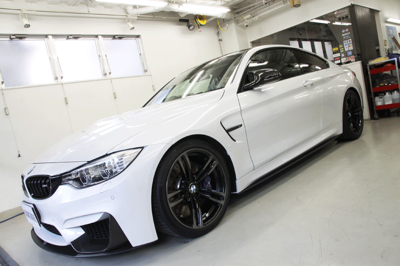 ガラス全面に断熱フィルム施工後の　BMW M4