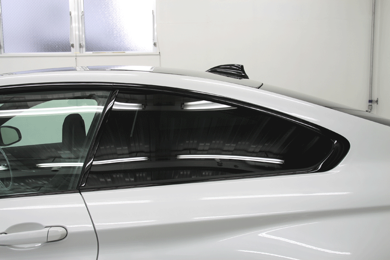 断熱フィルム施工後のサイドリアガラス　BMW M4 