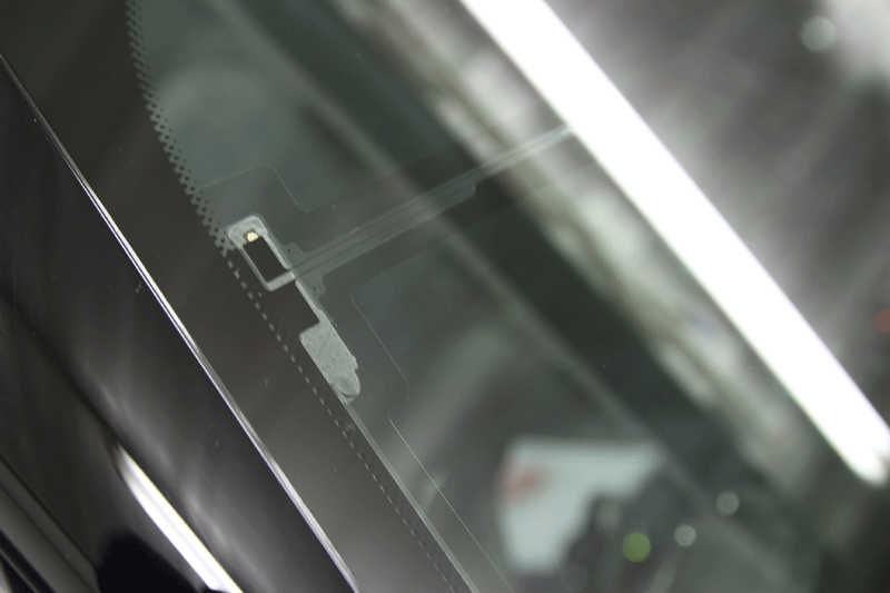 MINI(ミニ)クラブマン　フロントガラスへ透明断熱カーフィルム施工後の地デジアンテナ周り。