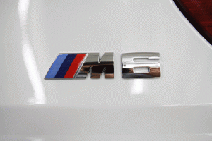 BMW M6 コーティング施工後のエンブレムまわり。