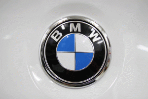 BMW　M6 クリーニング・コーティング施工後のエンブレムまわり。