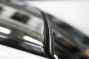 BMW M6 クリーニング・コーティング施工後のフロントガラスとルーフの隙間。