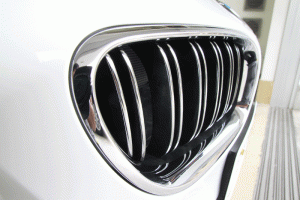 BMW M6 クリーニング・コーティング後のフロントグリル。