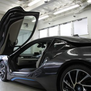 BMW i8ドアガラスへ断熱フィルム施工。